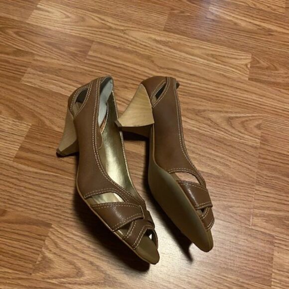 Banana Republic Taupe Heels, size 11M - Picture 3 of 4